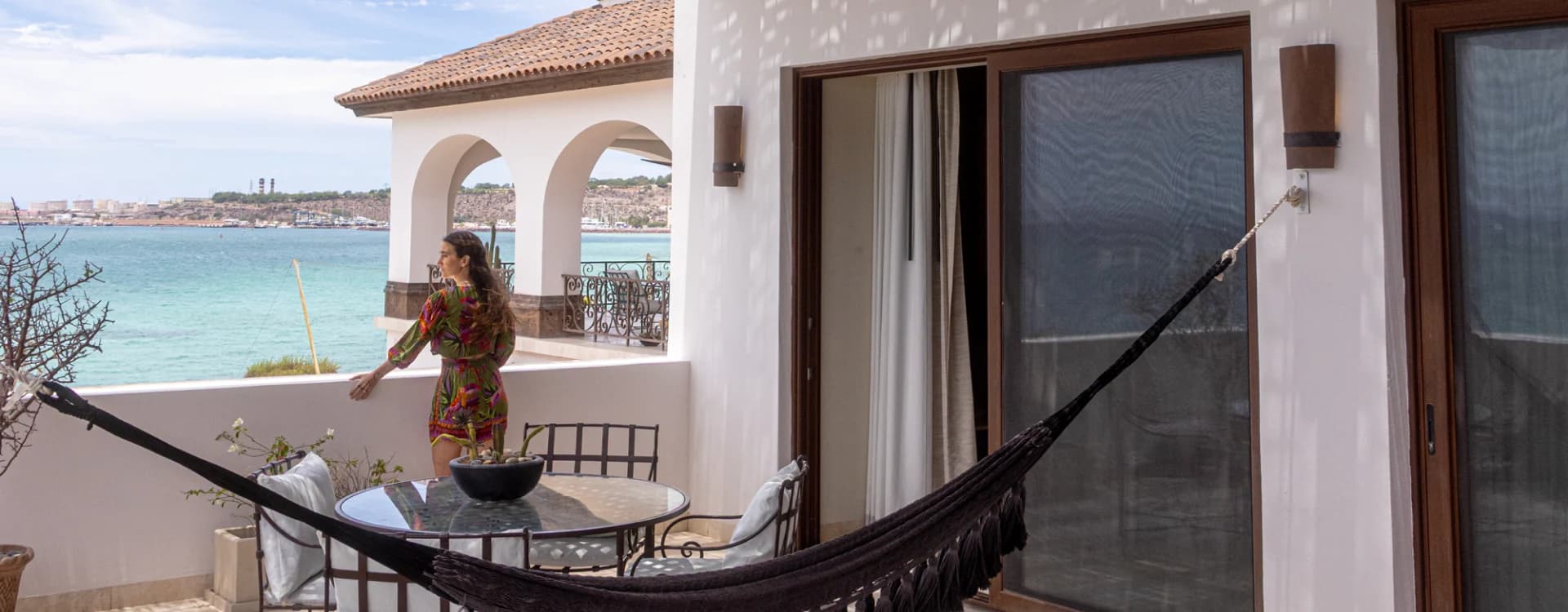 Terraza con hamaca y jacuzzi frente a la bahía
